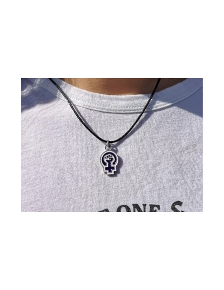 Collier pendentif poing féministe violet METAL (symbole de la révolution féministe)