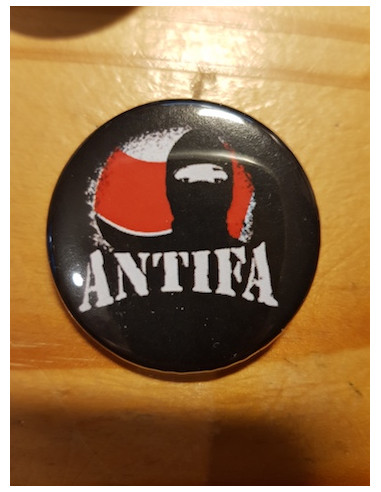 Badge antifa cagoule drapeau