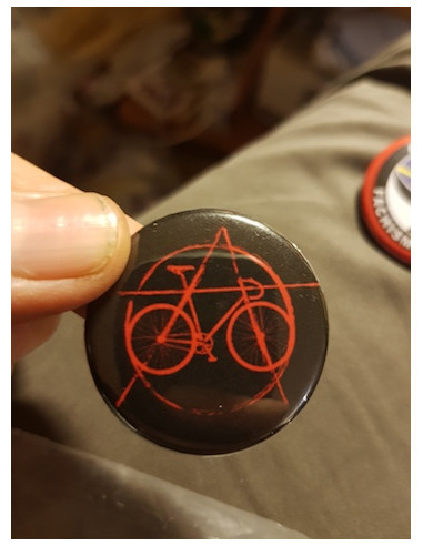 Badge Anarchie et vélo (la révolution...