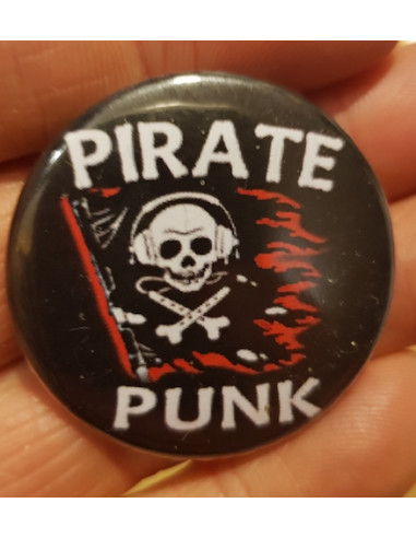 Badge Pirate Punk avec le drapeau...