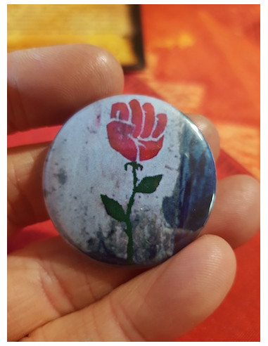 Badge la fleur qui serre le poing