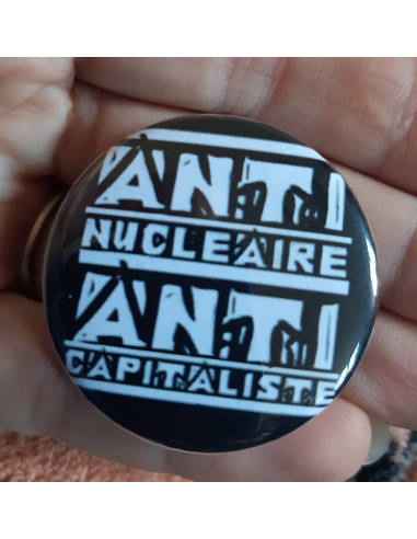 Badge Antinucléaire et anticapitaliste