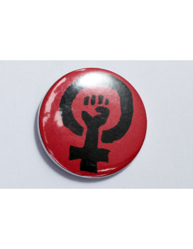 Badge poing du féminisme en rouge et noir