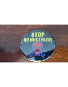 Badge Stop au nucléaire (tête de mort rouge sur fond noir)