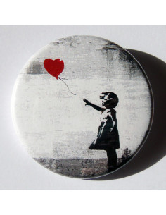 Badge Banksy avec la petite fille au ballon en forme de coeur