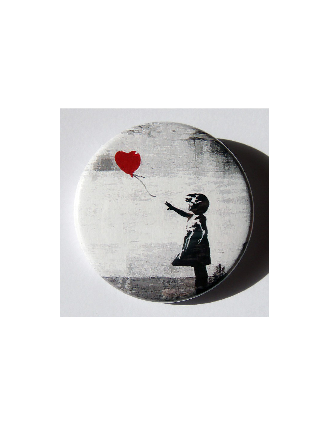 Badge Banksy avec la petite fille au ballon en forme de coeur