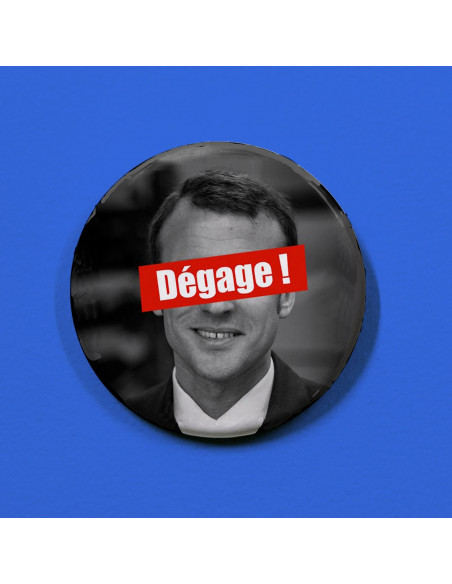Badge Macron dégage