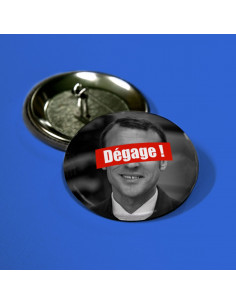 Badge Macron dégage 2