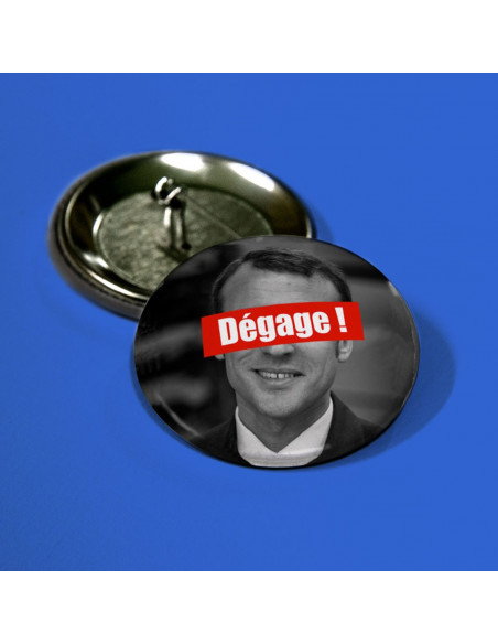 Badge Macron dégage
