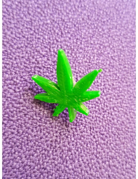 Feuille de Cannabis (pin's vert matériau écolo)