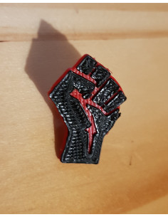 pin's Poing noir sur fond rouge (symbole de la révolution sociale et libertaire, rouge et noire)
